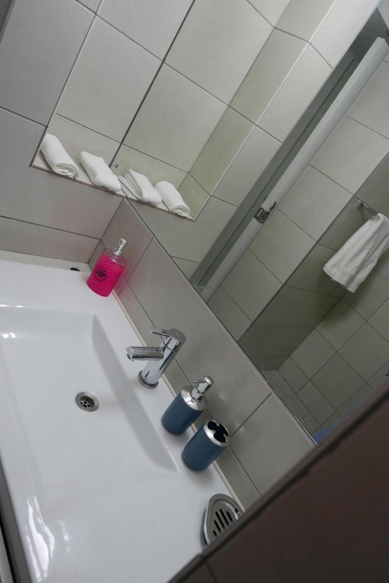 Centurion 207 Luxury Sea Point One Bedroom With Access To Magnificent Pool Perfect Location By Super Host Melvyn